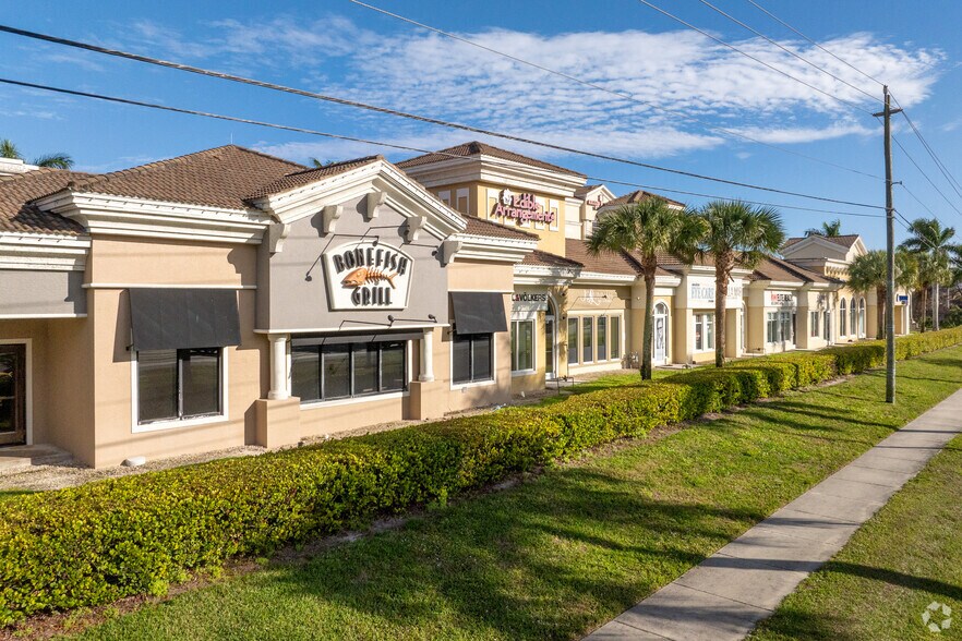 26381 S Tamiami Trl, Bonita Springs, FL à louer - Photo du bâtiment - Image 3 de 8