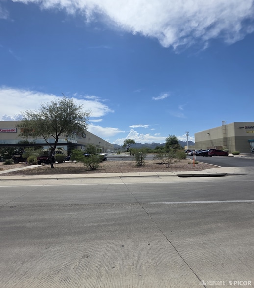 3741 & 3745 N. I-10 Frontage Rd. portfolio of 2 properties for sale on LoopNet.ca - Building Photo - Image 2 of 18