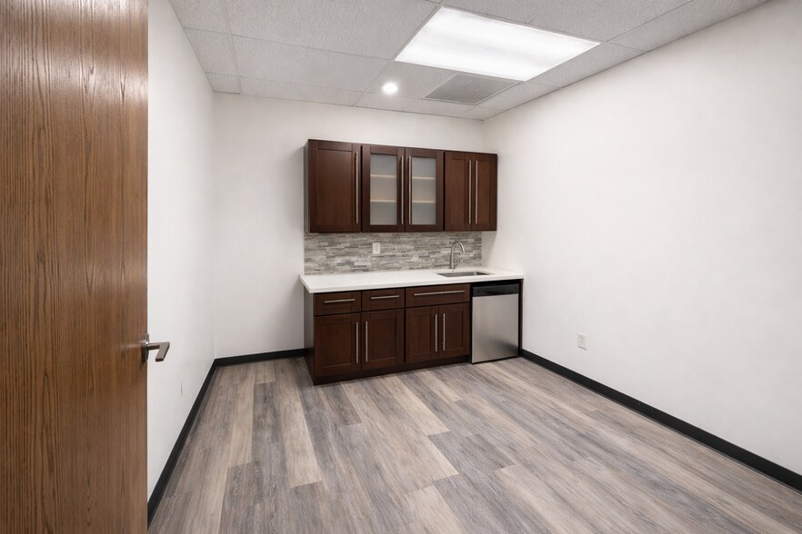 1504 Brookhollow Dr, Santa Ana, CA à louer - Photo du bâtiment - Image 2 de 10