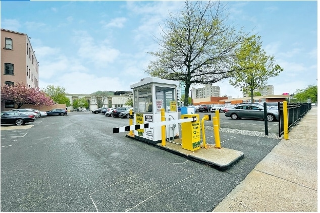 1057 Broad St, Bridgeport, CT for lease - Building Photo - Image 2 of 8