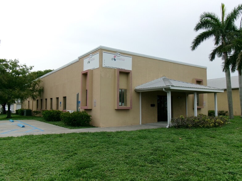 215 S Francisco St, Clewiston, FL for lease - Primary Photo - Image 1 of 18