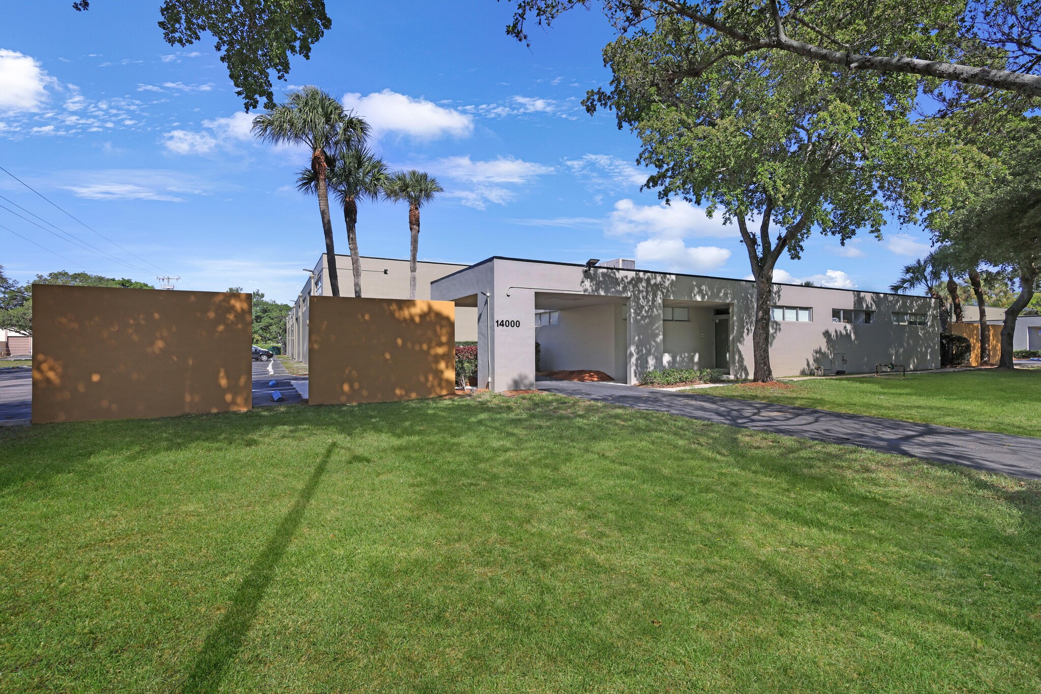 14000 NW 58th Ct, Miami Lakes, FL for lease Interior Photo- Image 1 of 4