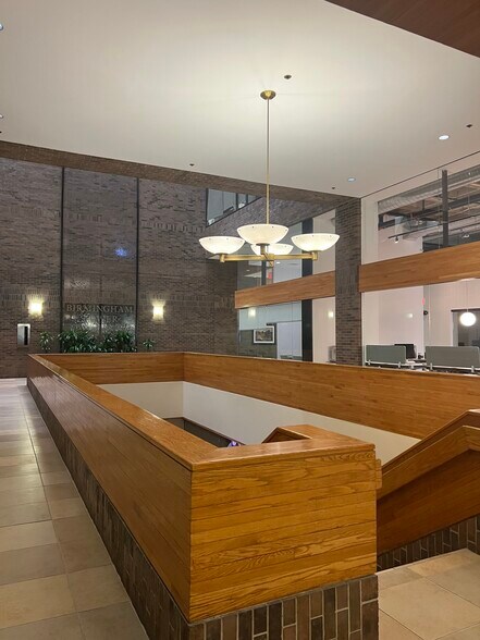 280 N Old Woodward Ave, Birmingham, MI à louer - Photo intérieure - Image 3 de 7