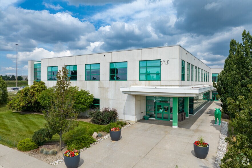 200 Aviva Park Dr, Vaughan, ON à louer - Photo du bâtiment - Image 2 de 5