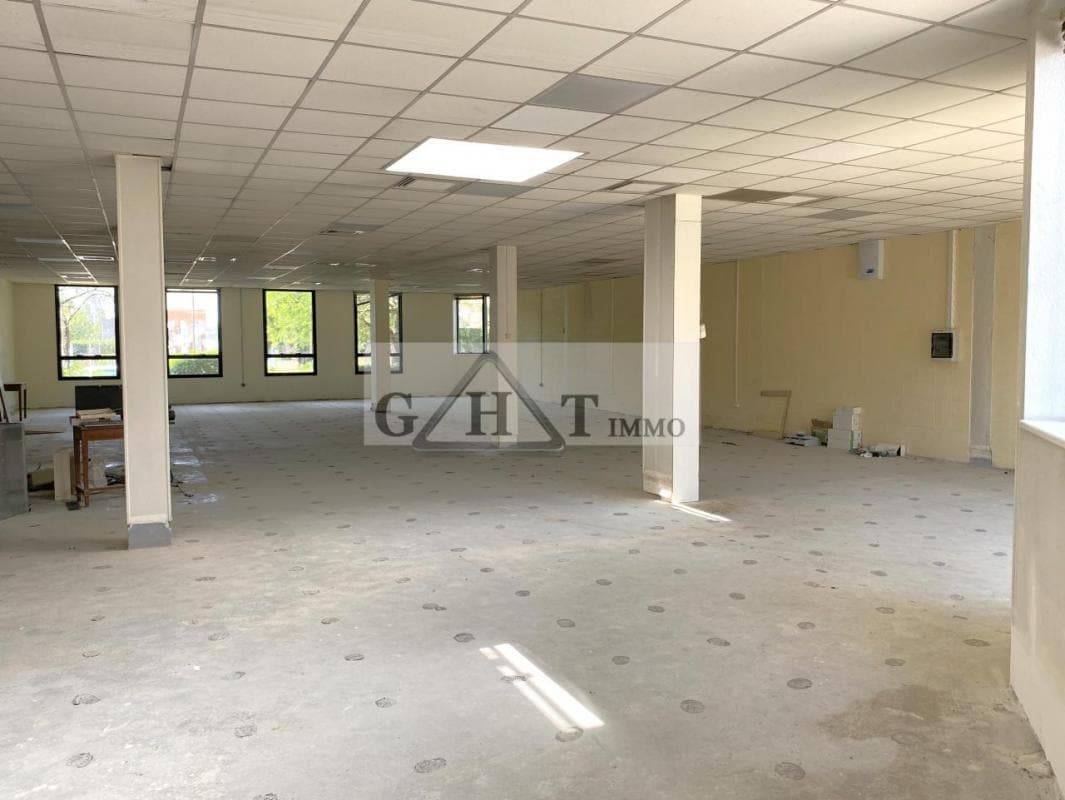 Industrial in Massy for lease Interior Photo- Image 1 of 3