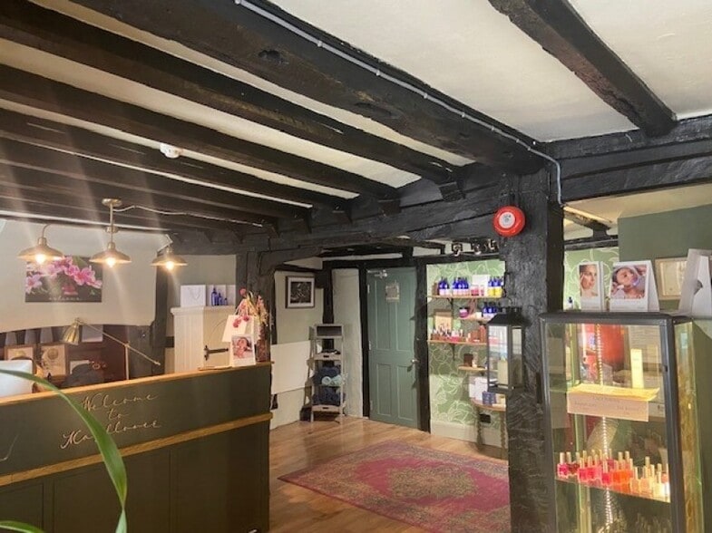 61 West St, Dorking for lease - Interior Photo - Image 2 of 4