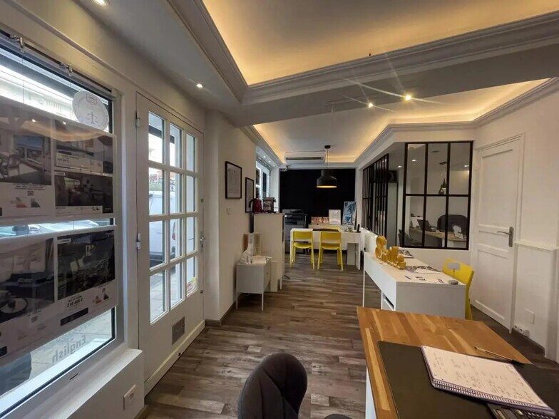 Retail in Sainte-Maxime for sale - Interior Photo - Image 1 of 8