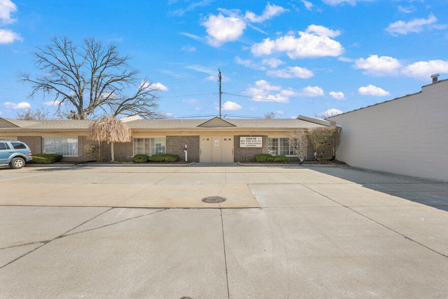 28018-28050 Harper Ave, Saint Clair Shores, MI à vendre - Photo principale - Image 1 de 12