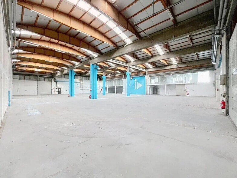 9 Rue Du Dauphiné, Saint-Priest à louer - Photo du bâtiment - Image 3 de 18