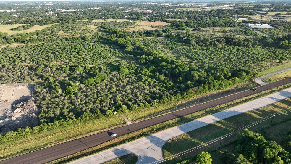 State Hwy 36 N, Brenham, TX à vendre - Photo du bâtiment - Image 2 de 10
