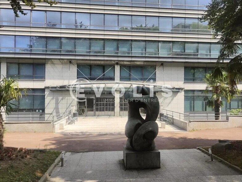 Bureau dans Montrouge à vendre - Photo du bâtiment - Image 2 de 12