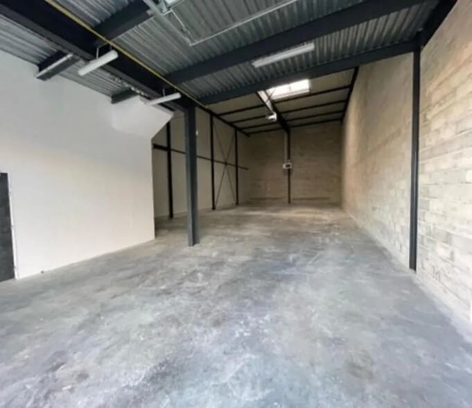 Flex in Aubergenville for lease - Interior Photo - Image 3 of 8