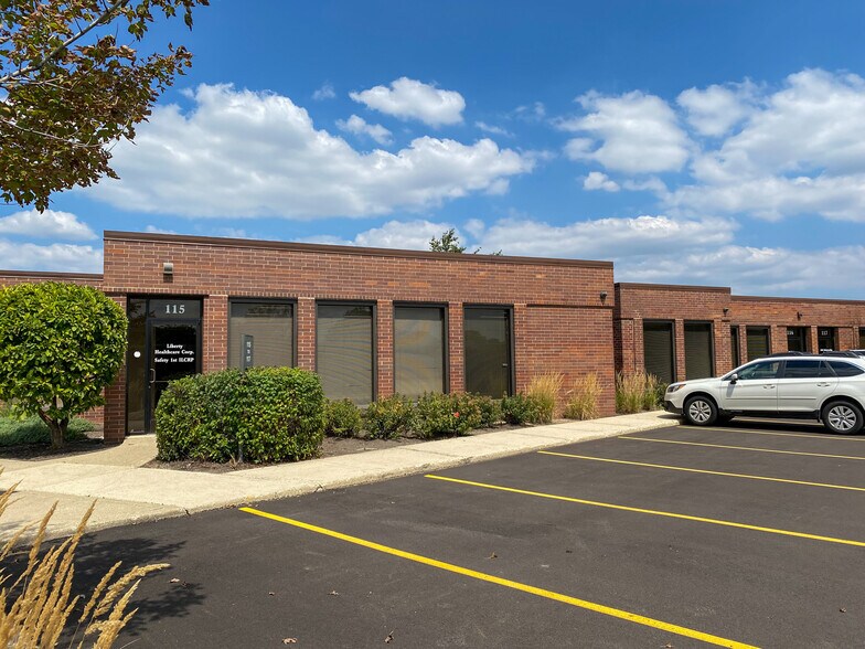 125 Windsor Dr, Oak Brook, IL à louer - Photo du bâtiment - Image 2 de 9