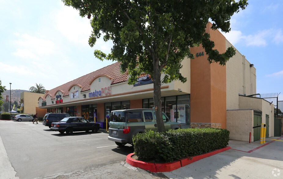 644 E San Ysidro Blvd, San Ysidro, CA à louer - Photo du bâtiment - Image 2 de 7