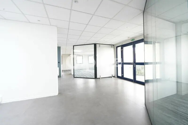 Flex in Saint-Genis-Laval for lease - Interior Photo - Image 2 of 47