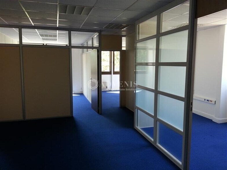 Office in Croissy-Beaubourg for lease - Interior Photo - Image 3 of 7
