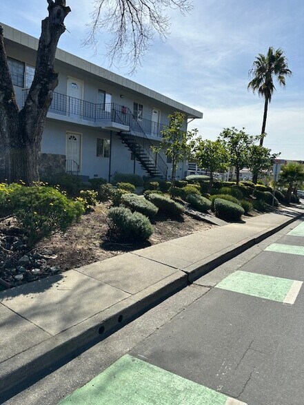 1322 1/2 E 5th St, Benicia, CA à vendre - Photo du bâtiment - Image 3 de 4
