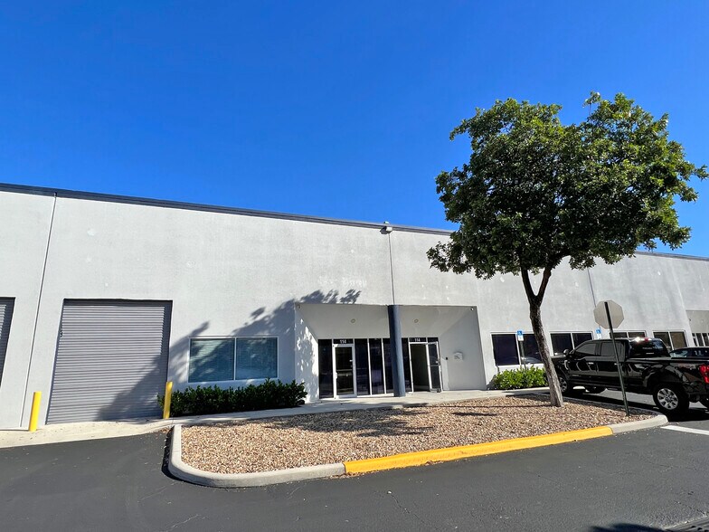 6600 NW 12th Ave, Fort Lauderdale, FL à louer - Photo du bâtiment - Image 3 de 8