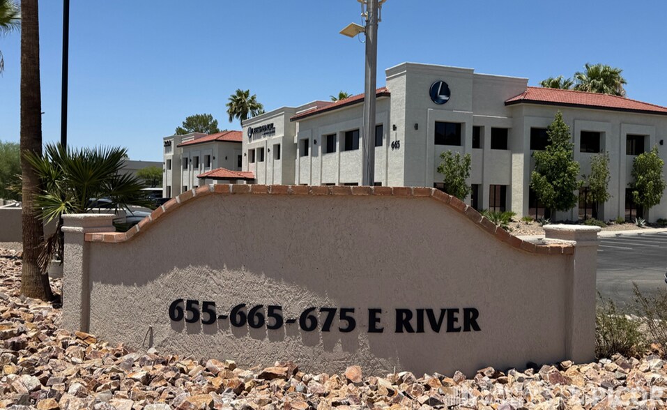 655 E River Rd, Tucson, AZ à louer - Photo du bâtiment - Image 2 de 3