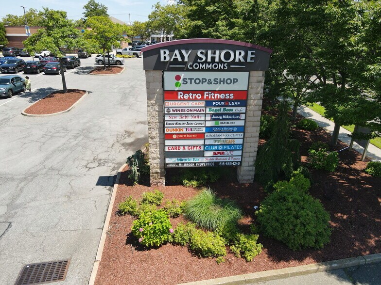 533-605 Montauk Hwy, Bay Shore, NY à louer - Photo du bâtiment - Image 2 de 14