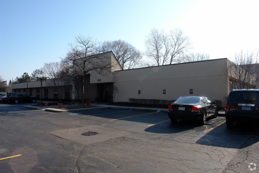 100 Maple Park Blvd, Saint Clair Shores, MI for lease - Primary Photo - Image 3 of 4