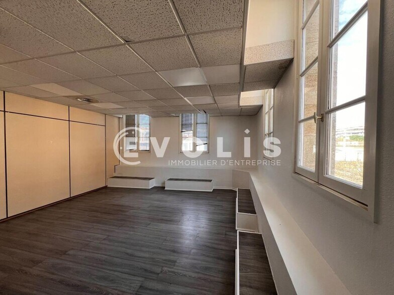 Office in Bordeaux for lease - Interior Photo - Image 3 of 7