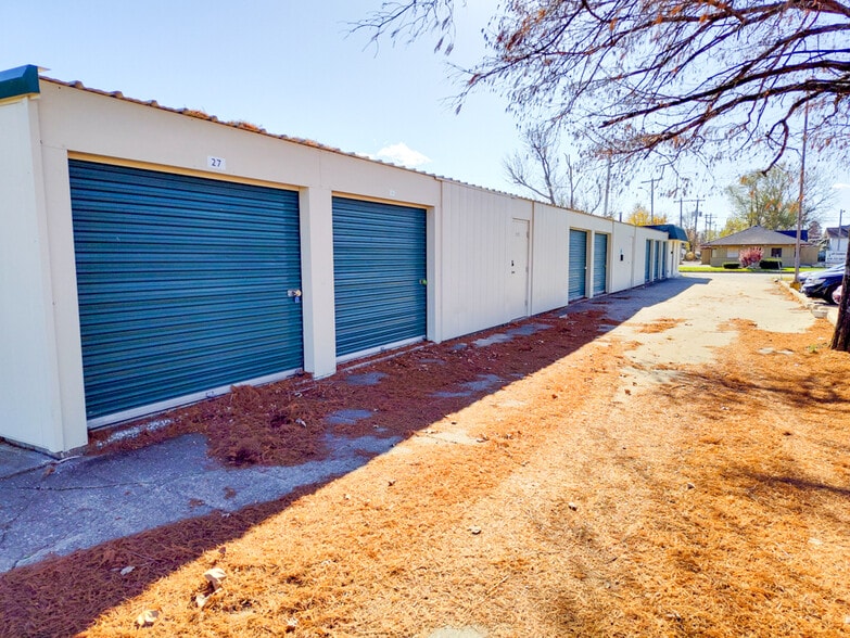 2 Self Storage Properties - 89 Units portefeuille de 2 propriétés à vendre sur LoopNet.ca - Photo du bâtiment - Image 3 de 12