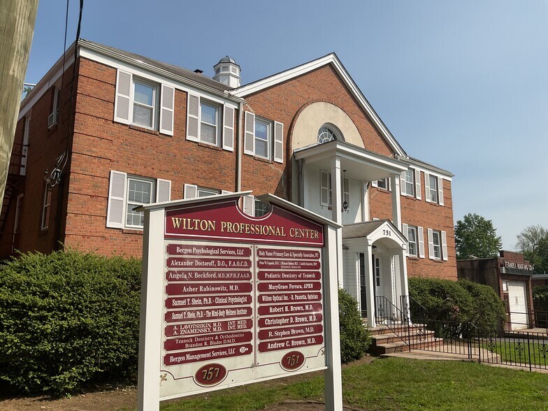 751 Teaneck Rd, Teaneck, NJ à vendre - Photo du bâtiment - Image 2 de 2