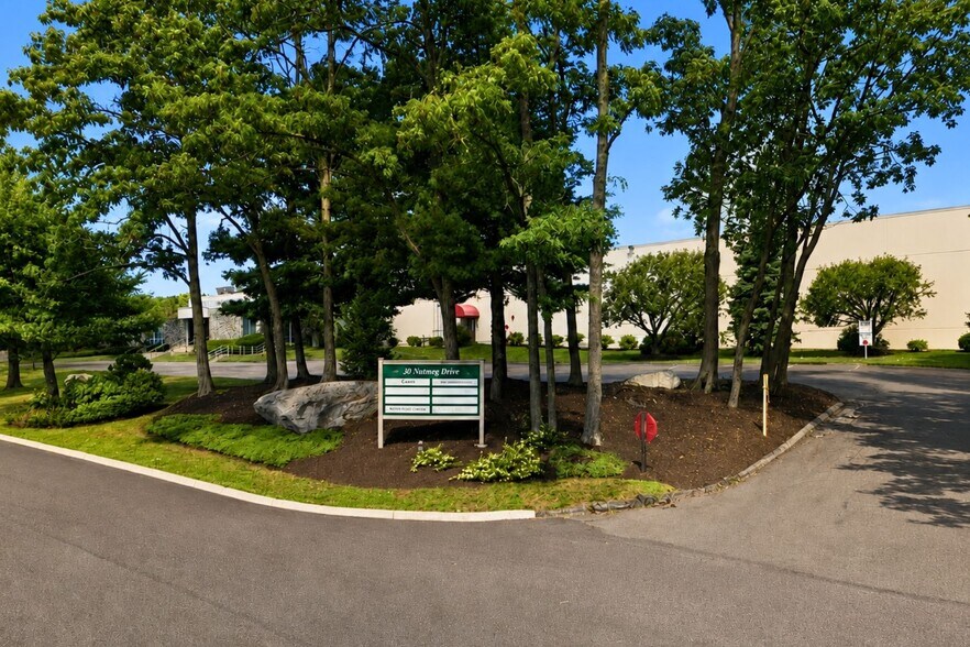 30 Nutmeg Dr, Trumbull, CT à louer - Photo du bâtiment - Image 3 de 8