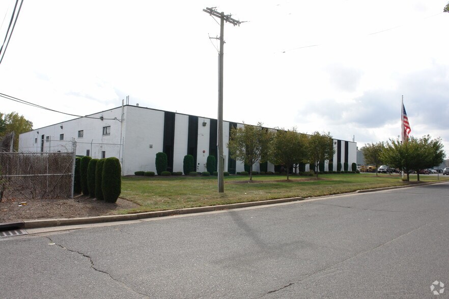 104 New Era Dr, South Plainfield, NJ à louer - Photo du bâtiment - Image 3 de 5