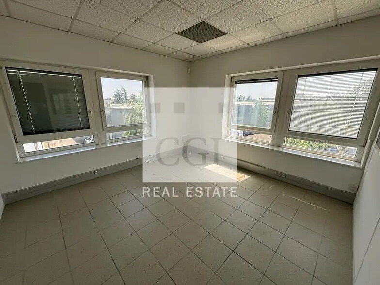 25 Rue Du 35eme Regiment D'Aviation, Bron for lease - Interior Photo - Image 3 of 6