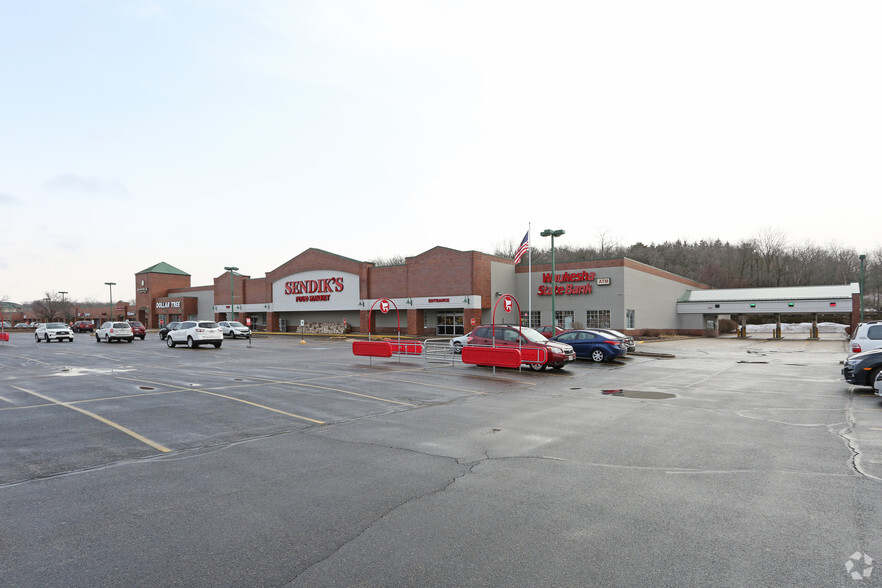 601-921 Meadowbrook Rd, Waukesha, WI for lease - Primary Photo - Image 1 of 6