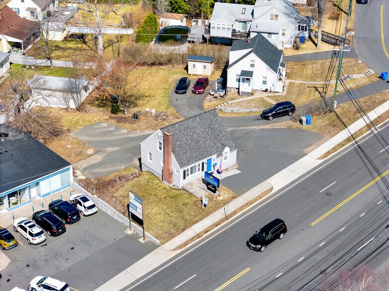 941 Farmington Ave, Bristol, CT à vendre - Photo du bâtiment - Image 2 de 24