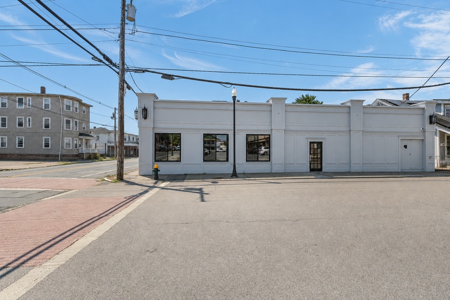 1058 Charles St, North Providence, RI à vendre - Photo du bâtiment - Image 2 de 37
