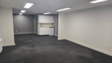 2842 Bloor St W, Toronto, ON à louer Photo intérieure- Image 2 de 6