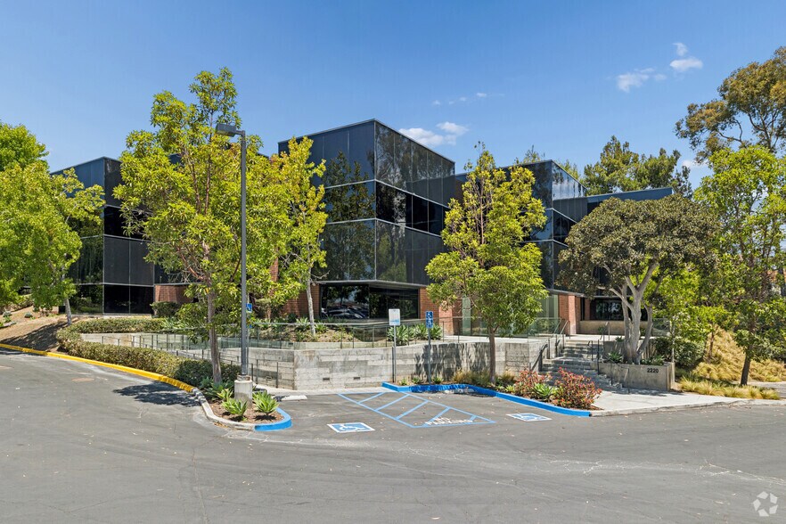 2220 N University Dr, Newport Beach, CA à louer - Photo principale - Image 1 de 24