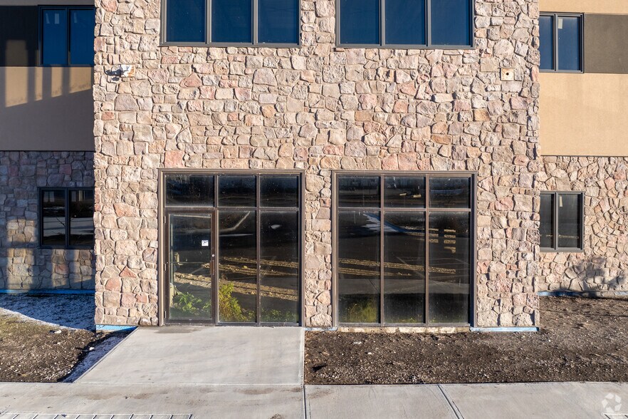 261090 Wagon Wheel Vw, Calgary, AB à louer - Photo du bâtiment - Image 3 de 7