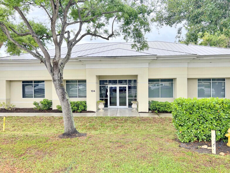 7385 Radio Rd, Naples, FL à louer - Photo du bâtiment - Image 1 de 5