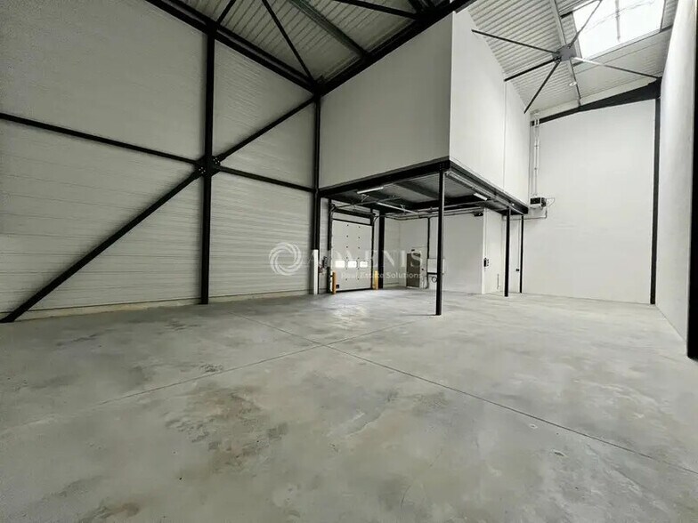 Industrial in Pontoise for lease - Interior Photo - Image 2 of 11