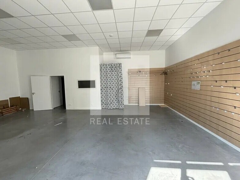 2 Rue Des Vanneaux Huppés, Bourgoin-Jallieu for lease - Interior Photo - Image 3 of 8