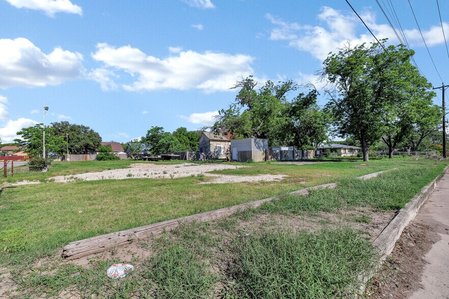 1023 Cupples Rd, San Antonio, TX à vendre - Photo du bâtiment - Image 3 de 8