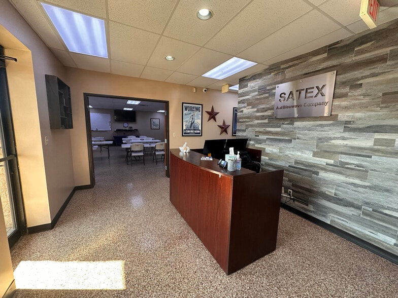 313 N Park Dr, San Antonio, TX for lease - Building Photo - Image 2 of 5