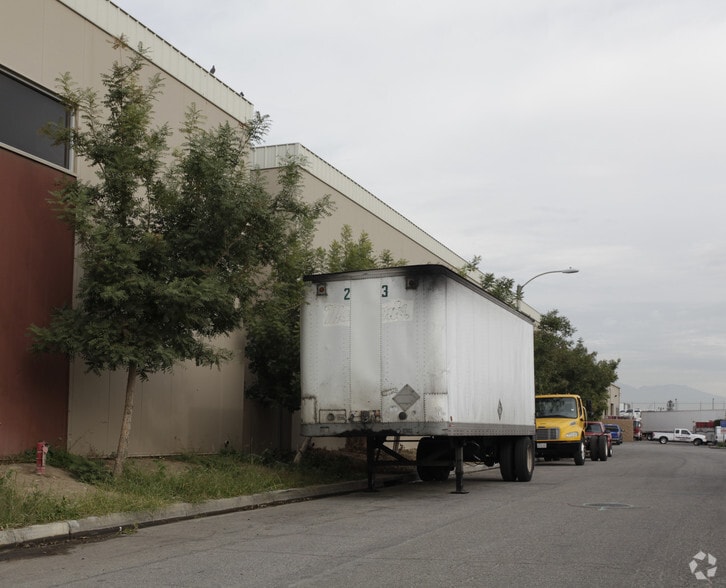 2764 S Vista Ave, Rialto, CA à louer - Photo du bâtiment - Image 2 de 3