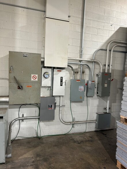 38353 Abruzzi Dr, Westland, MI for lease - Building Photo - Image 2 of 5