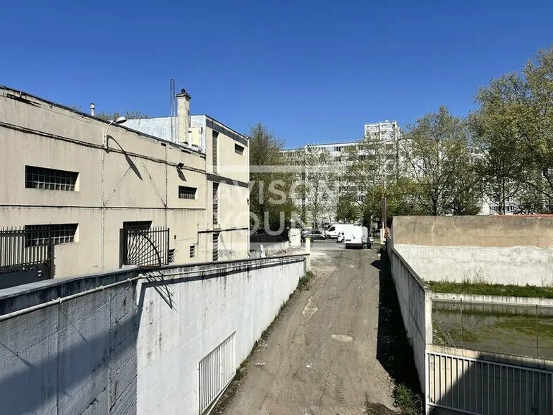 Industriel dans Saint-Denis à louer - Photo du bâtiment - Image 2 de 12