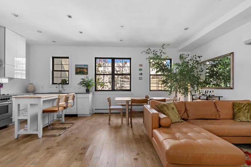 212 Franklin St, Brooklyn, NY for sale - Interior Photo - Image 3 of 19