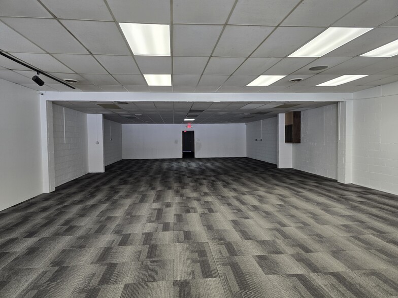 314-326 College St, Amherst, MA for lease - Building Photo - Image 3 of 7