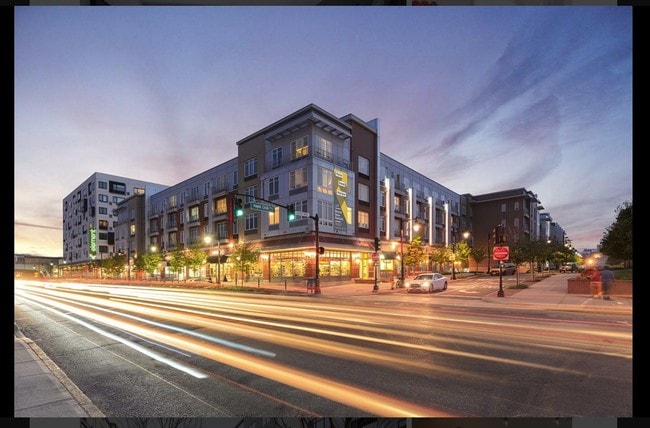 Plus de détails pour 330 Angelo Cifelli Dr, Harrison, NJ - Commerce de détail à louer