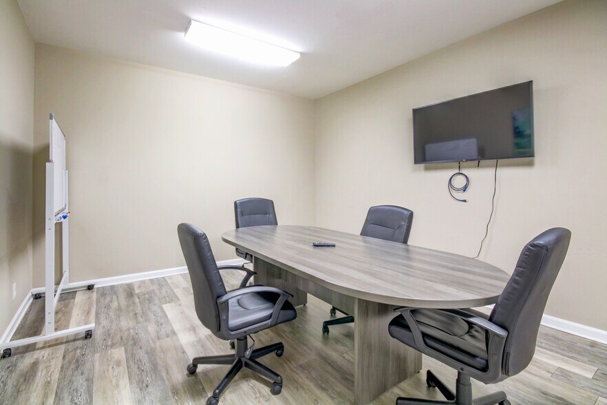 1017 S Riverside Dr, Clarksville, TN à louer - Photo du bâtiment - Image 3 de 10
