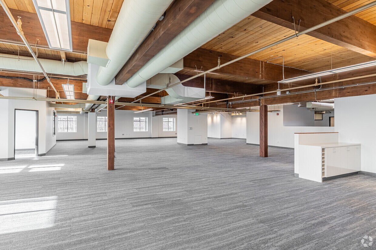 819 SE Morrison St, Portland, OR for lease Interior Photo- Image 1 of 4